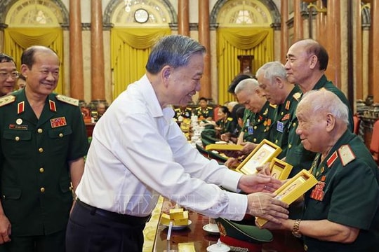 Chủ tịch nước Tô Lâm gặp mặt Ban liên lạc Đại đoàn 305 Dù - Đặc công