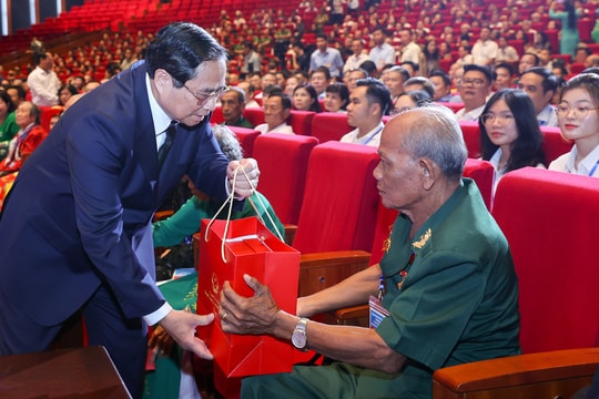 Thủ tướng: Đẩy mạnh công tác 'đền ơn đáp nghĩa' với trách nhiệm lớn lao và nghĩa tình sâu nặng