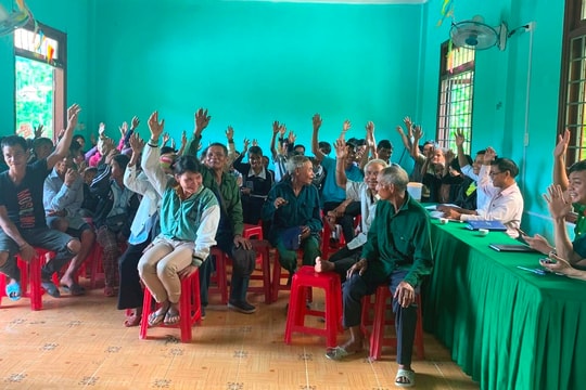 Đảng viên cùng người H’re đồng lòng hiến đất trên đại ngàn