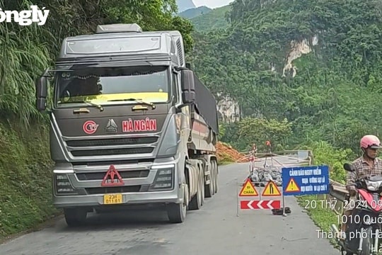 Hà Giang : 'Binh đoàn' xe có dấu hiệu quá tải quần thảo QL34