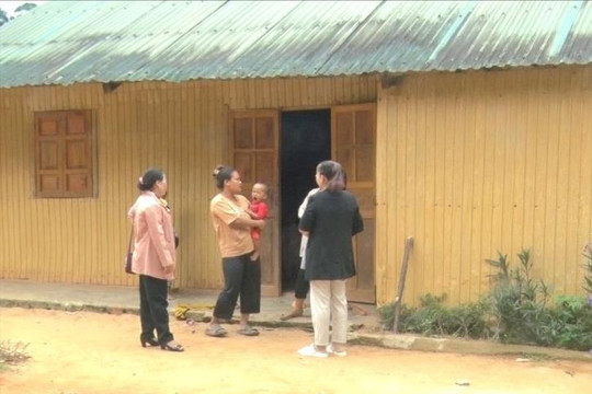 Kon Tum: Tình trạng sinh con thứ 3 cao khiến việc giảm nghèo gặp khó