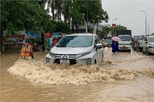 Hà Nội: Mưa lớn, ngập úng khiến giao thông tê liệt