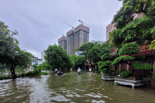 Khẩn cấp ứng phó nhiều điểm úng ngập trên địa bàn thành phố Hà Nội