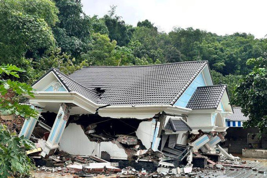 Hà Nội: Biệt thự đổ sập trong đêm, 7 người kịp thoát nạn