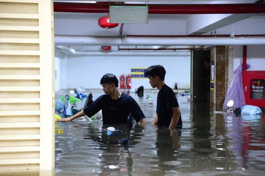 Hà Nội: Hàng loạt xe máy chìm nghỉm trong hầm chung cư mini sau mưa lớn