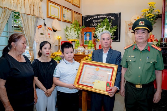 Truy tặng Huân chương Bảo vệ Tổ quốc cho Phó trưởng Công an phường hy sinh khi làm nhiệm vụ