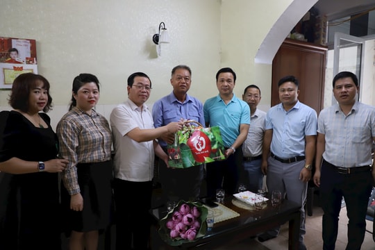 Báo Công lý thăm, tặng quà các gia đình chính sách nhân ngày Thương binh - Liệt sĩ