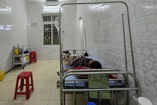 Lấy mẫu xét nghiệm tìm nguyên nhân 2 du khách nghi ngộ độc thực phẩm