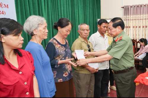 Cần Thơ thăm, tặng quà cho gia đình chính sách