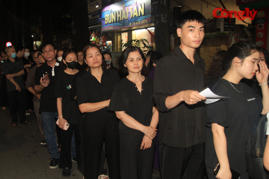 Dòng người xếp hàng chờ viếng Tổng Bí thư Nguyễn Phú Trọng trong đêm