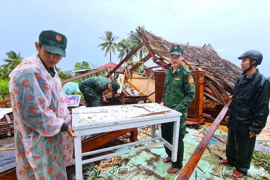 Cà Mau: Giông lốc làm sập hàng loạt nhà dân