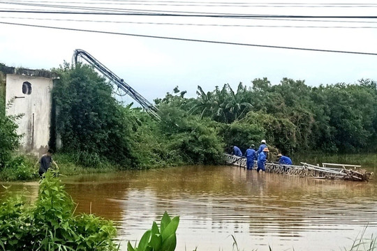 Bạc Liêu: Trụ thu phát sóng bị gãy đổ do giông lốc