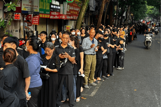 Ngày Quốc tang thứ hai, dòng người xếp hàng dài chờ viếng Tổng Bí thư