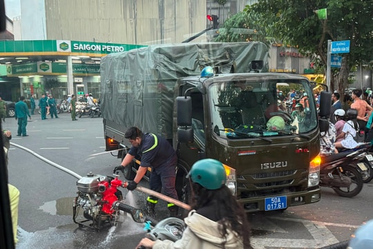 Cháy nhà hàng ở TP.HCM, nhiều người hoảng loạn tháo chạy