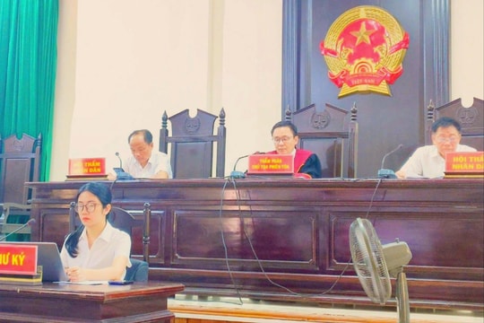 12 bị cáo trong đường dây làm giả con dấu, tài liệu lĩnh án
