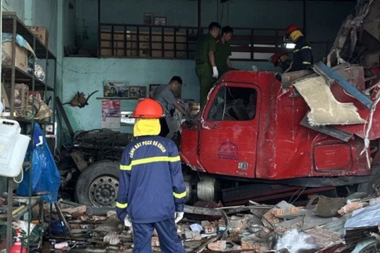 Đắk Nông: Xe container lao vào nhà dân ven đường khiến 3 người tử vong
