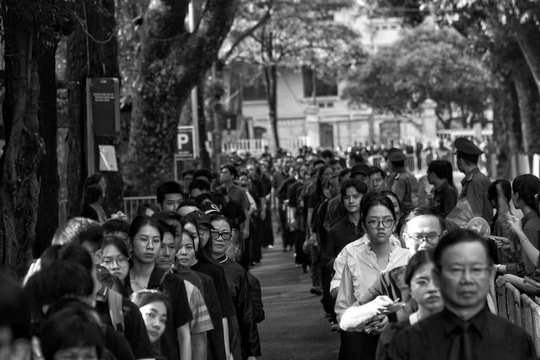 Ngày Quốc tang thứ hai, dòng người xếp hàng dài chờ viếng Tổng Bí thư