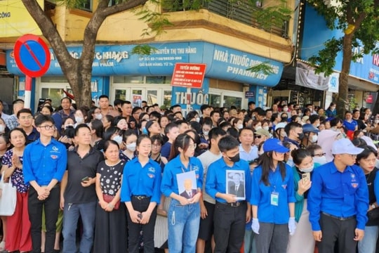 Người dân kính cẩn tiễn biệt Tổng Bí thư Nguyễn Phú Trọng về với đất mẹ