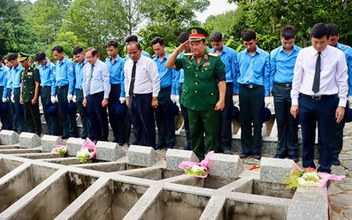 Lễ truy điệu và an táng 97 hài cốt liệt sĩ về với “đất mẹ”