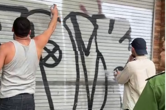 Trục xuất hai người nước ngoài vẽ bậy ở trung tâm TP.HCM