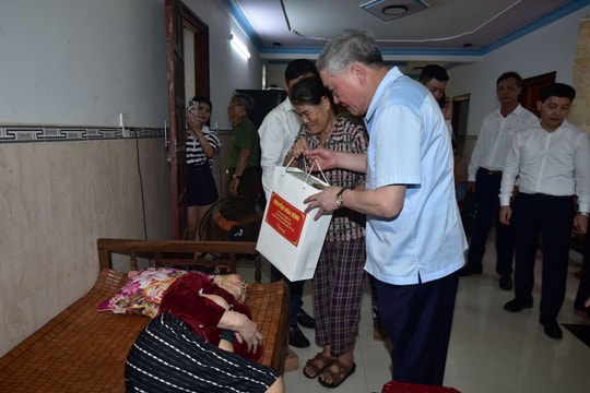 Đồng chí Nguyễn Hòa Bình thăm, tri ân thân nhân liệt sĩ, người có công