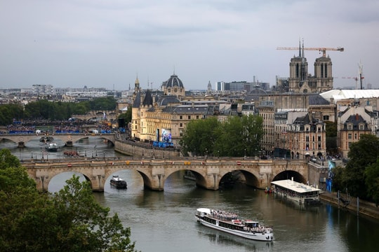 Olympic Paris 2024: Sông Seine ô nhiễm, nhiều môn thi đấu phải tạm hoãn