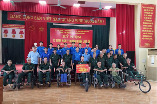 Đoàn Thanh niên và Công đoàn TANDTC thăm, tặng quà thương, bệnh binh tỉnh Phú Thọ