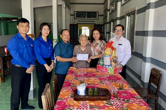 TAND tỉnh Cà Mau thăm, tặng quà Mẹ Việt Nam Anh hùng