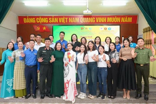 Hoa hậu Phan Kim Oanh và top 5 Mrs Earth Vietnam thiện nguyện nhân dịp 27/7
