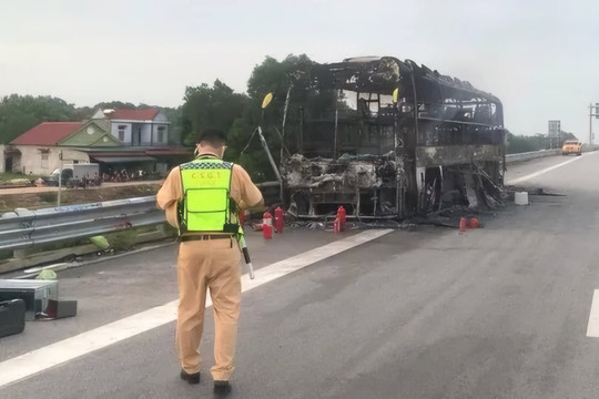 Xe khách cháy trơ khung trên cao tốc QL45 - Nghi Sơn