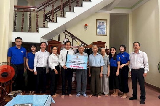 TAND tỉnh TT-Huế: Trao 130 triệu đồng xây nhà thờ liệt sĩ