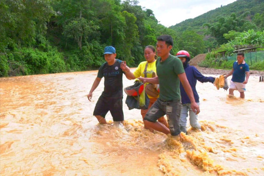 Lũ dâng cao ngập các cầu tràn, chia cắt giao thông miền núi