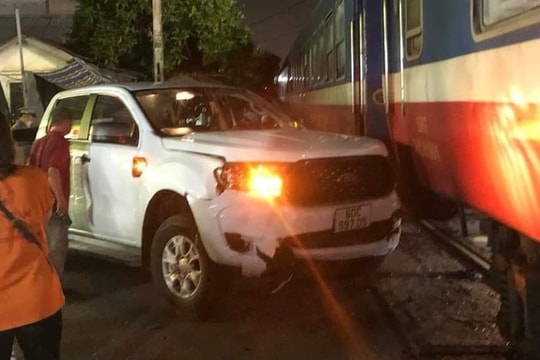 Xe bán tải "đối đầu" tàu hỏa, một người tử vong