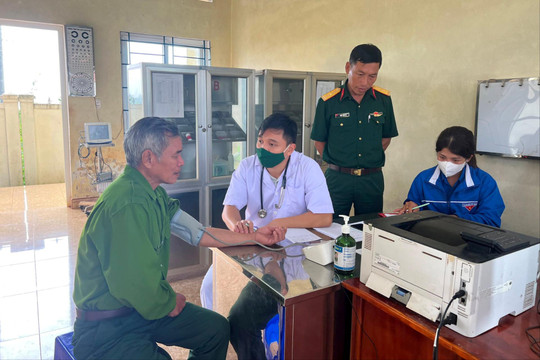 Trung đoàn 726: Khám bệnh, trao quà tặng các gia đình chính sách trên địa bàn biên giới