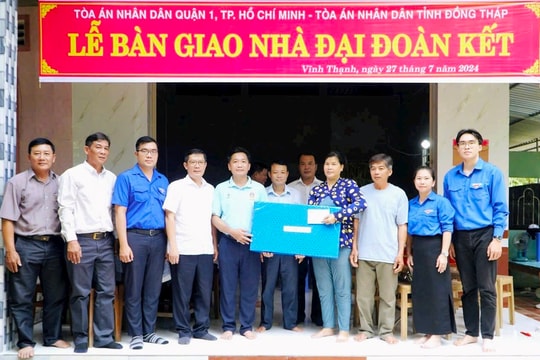 TAND Quận 1 trao nhà đại đoàn kết, tặng quà người có công tỉnh Đồng Tháp