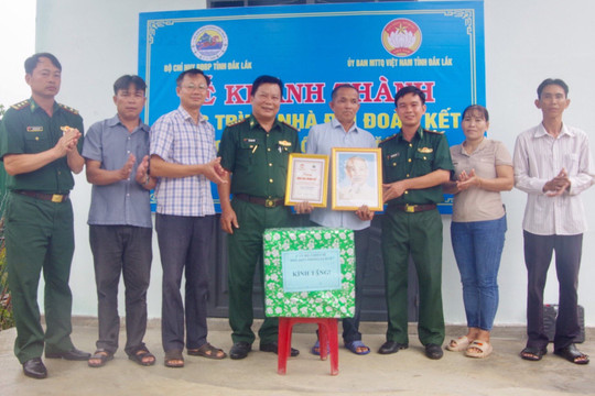 Khánh thành 2 công trình Nhà Đại đoàn kết tặng gia đình hộ nghèo trên địa bàn biên giới