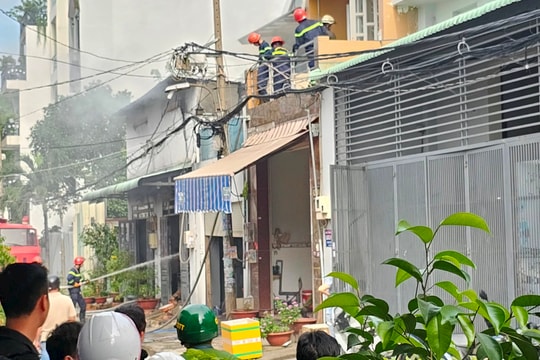Cháy kho vải, nhiều người nháo nhào tháo chạy