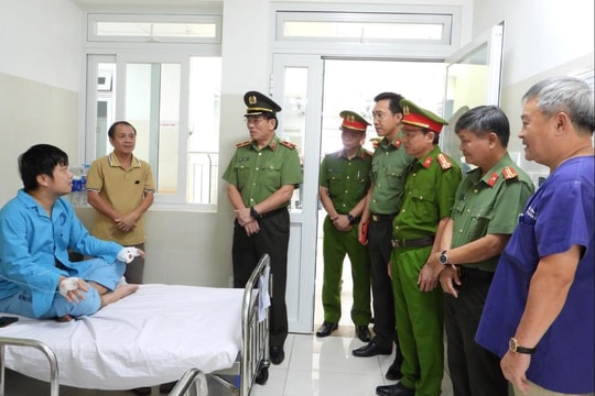 Dùng dao tấn công hai cán bộ Công an