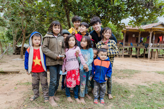 Nathan Lee gây thiện cảm với những hình ảnh thiện nguyện gần gũi