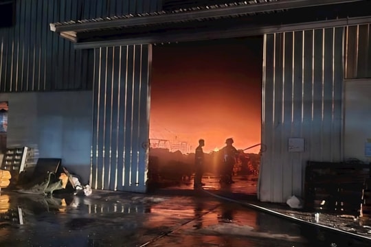 Hòa Bình: Cháy nhà xưởng sản xuất bao bì