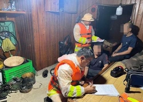 Bắt giữ tàu hút cát trái phép trên sông Hồng