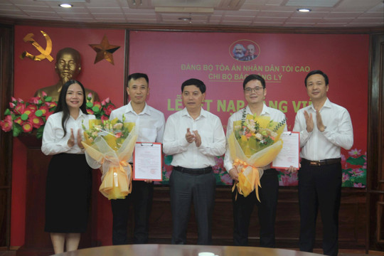 Chi bộ Báo Công lý kết nạp 2 đảng viên mới