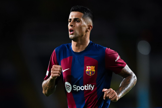 Barcelona sẽ không chiêu mộ hậu vệ Cancelo