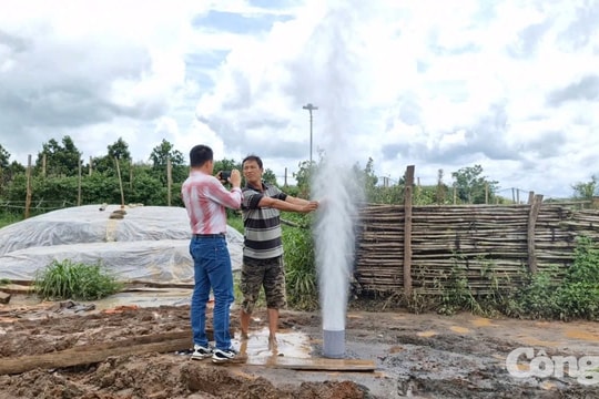 Clip giếng bất ngờ phun nước cao khoảng 20m dù trước đó không có nước