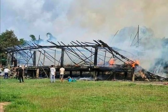 “Bà hỏa” thiêu rụi nhà rông ở Gia Lai