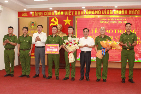 Trao thưởng thành tích xuất sắc trong đấu tranh với tội phạm ma túy