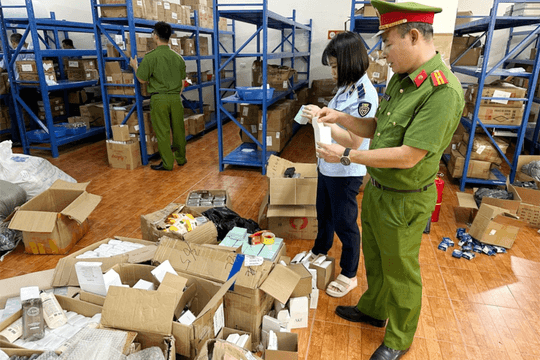 Kiểm tra đột xuất kho hàng mỹ phẩm lậu bán online