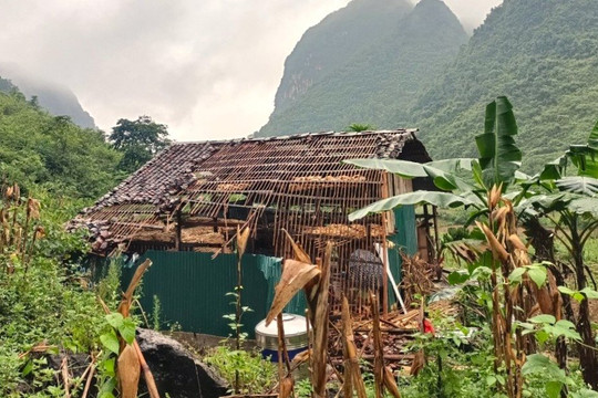 Đá lở vào nhà dân khiến 2 người thương vong
