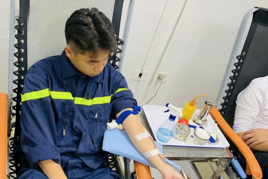 Cảnh sát PCCC hiến máu giúp cụ bà thoát cơn nguy kịch