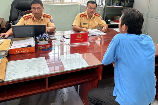Phạt tài xế xe buýt vượt đèn đỏ trên Quốc lộ